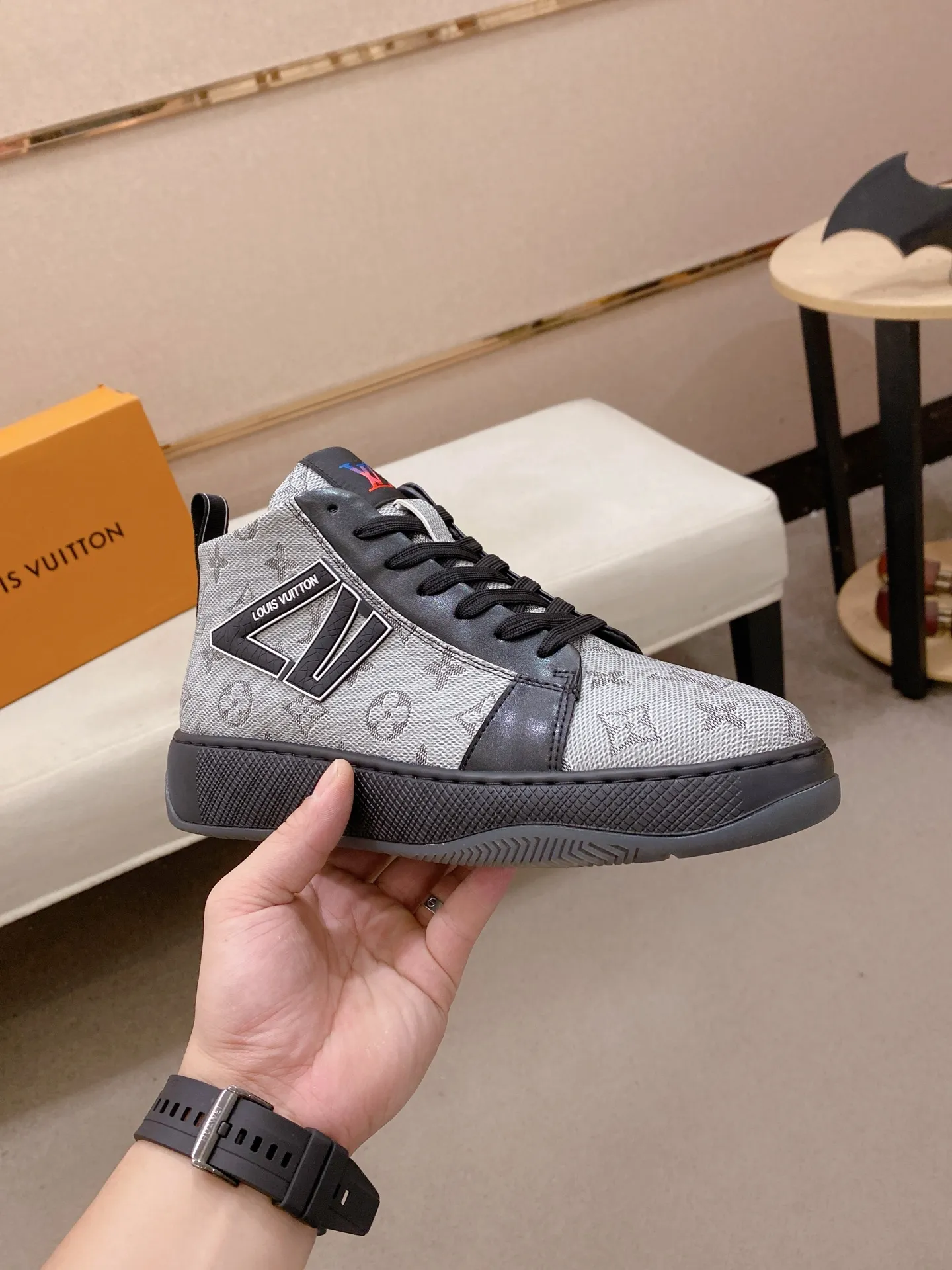 Factory price: 442💰🎉🎉LV~Louis Vuitton trendy men's shoes, new shipments, latest matching, same style as the official website, super high quality, hot selling in season [strong][strong][strong]Selected first-layer cowhide, comfortable sheepskin lining, original last, comfortable on the feet, wear-resistant rubber outsole, size: 38-44.